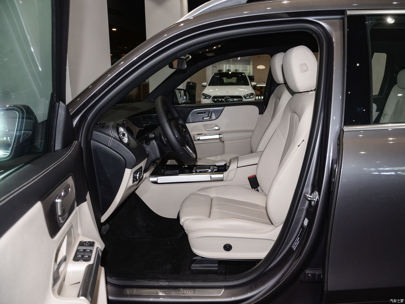 BENZ EQB + (1).jpg