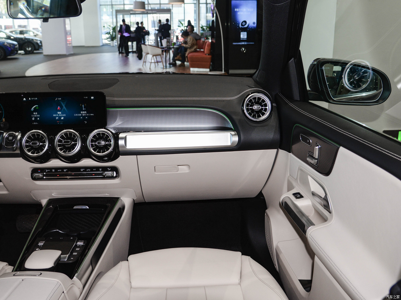 BENZ EQB + (6).jpg