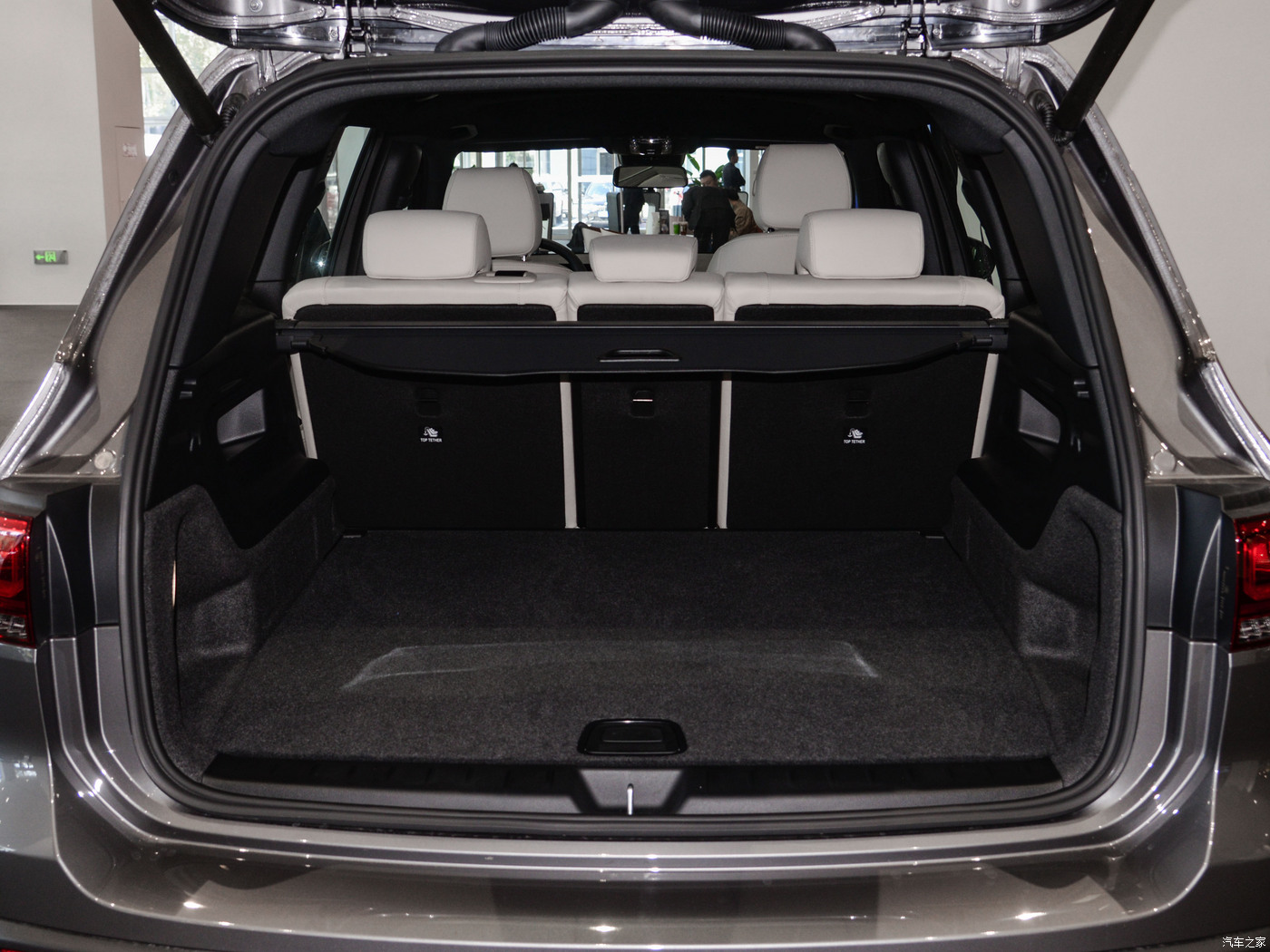 BENZ EQB + (7).jpg