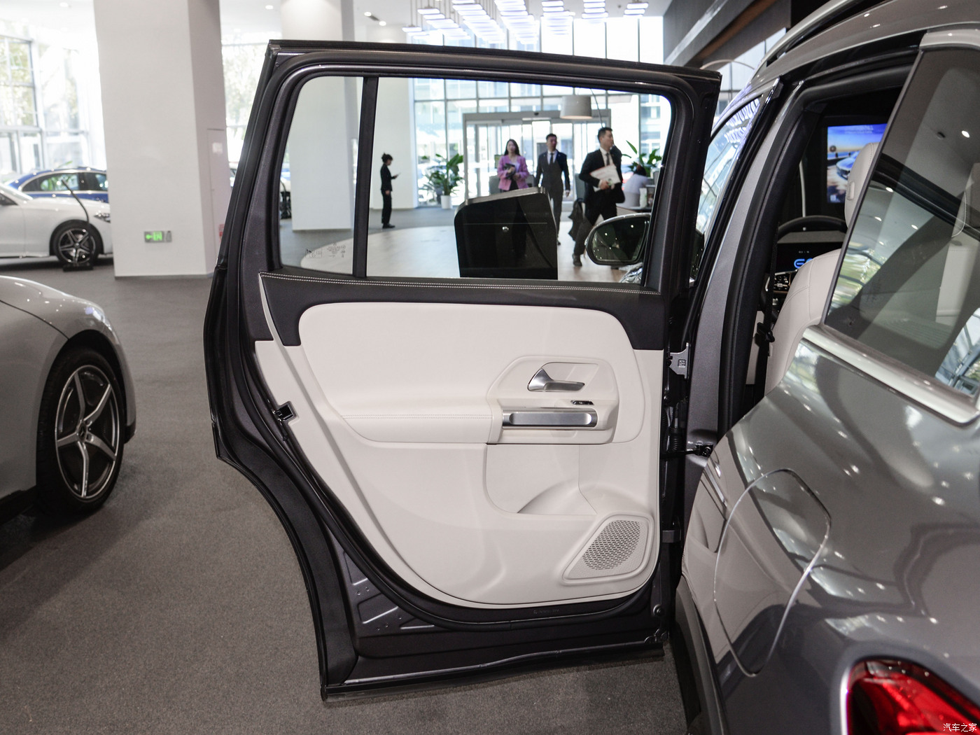 BENZ EQB + (11).jpg