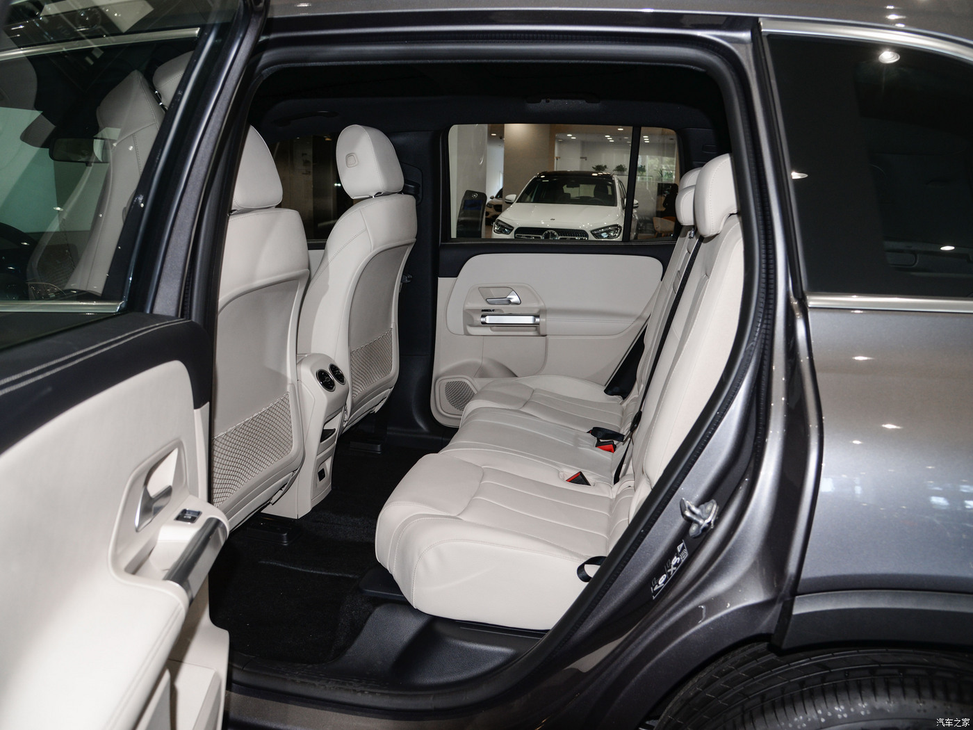 BENZ EQB + (8).jpg