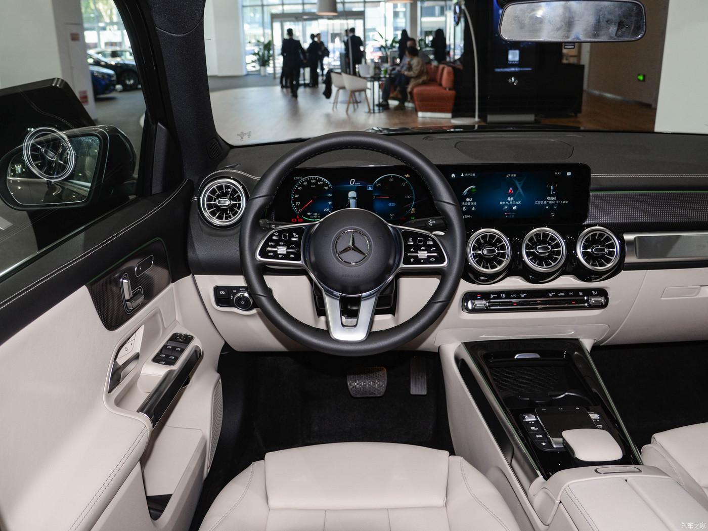 BENZ EQB + (9).jpg