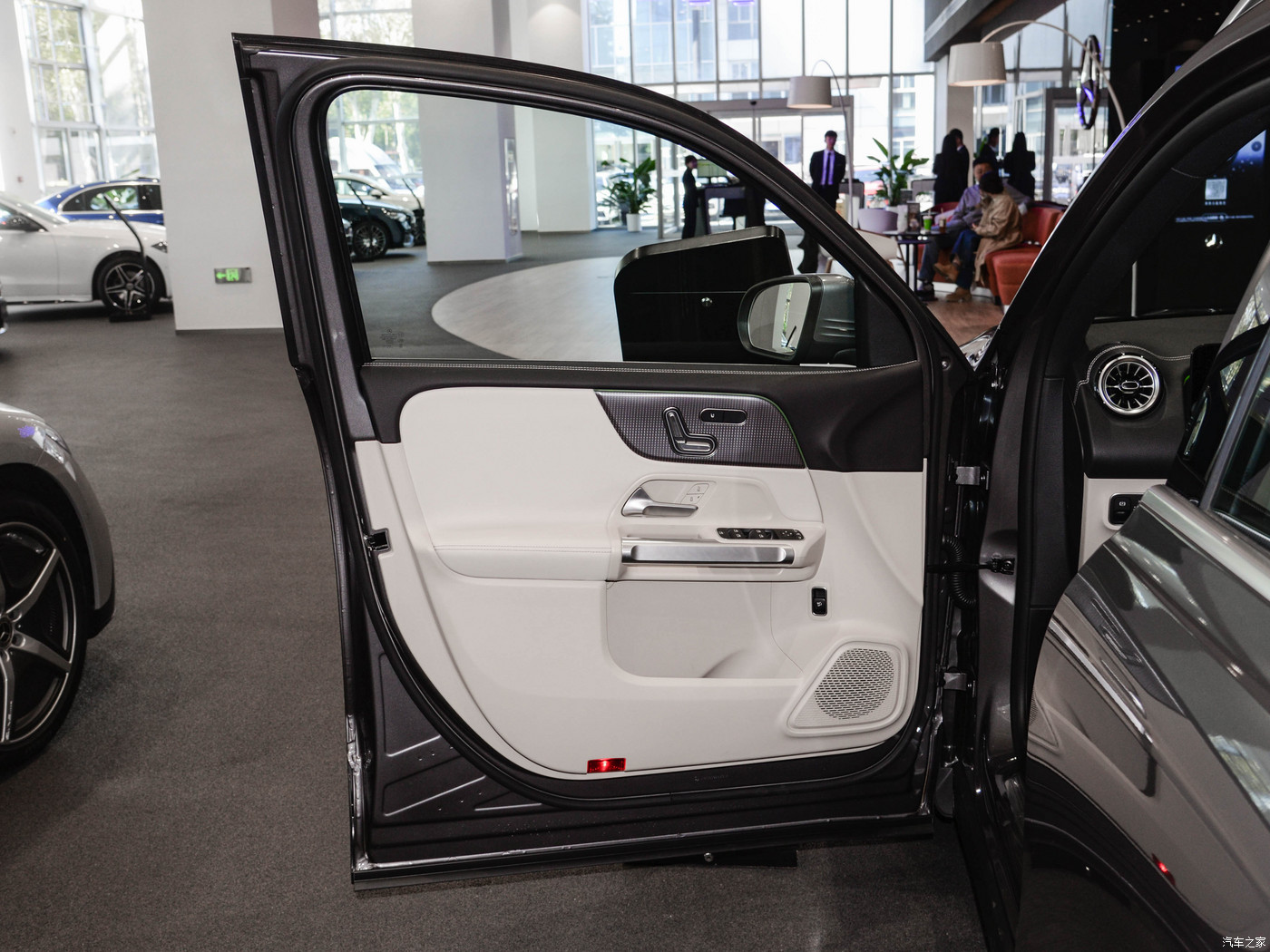 BENZ EQB + (12).jpg